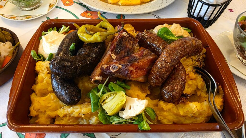 Zimska plata krvavice, pečenice, dimljeno meso, dinstani kiseli kupus